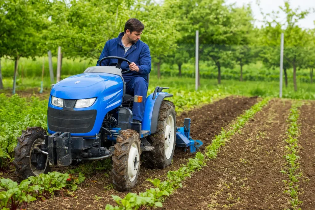 Mini traktor w akcji w małym gospodarstwie