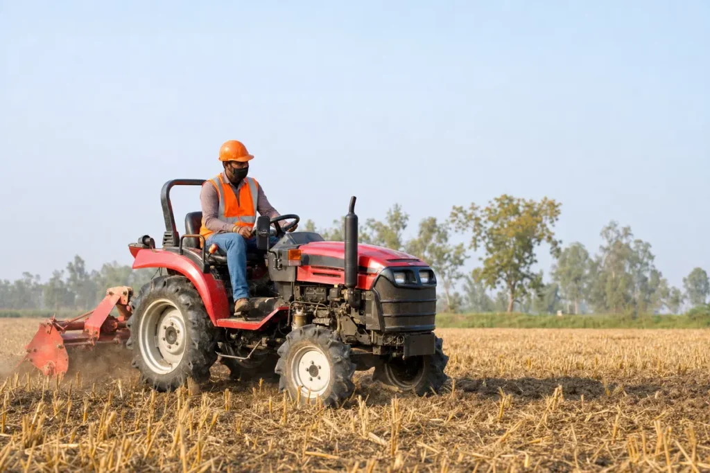 Mini traktor w akcji na polu w czasie suszy