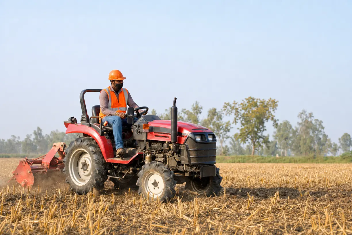 Mini traktor w akcji na polu w czasie suszy