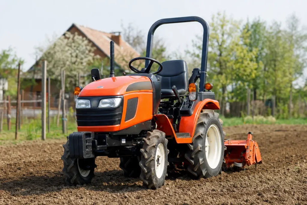 Mini traktor w akcji z osprzętem do koszenia i odśnieżania